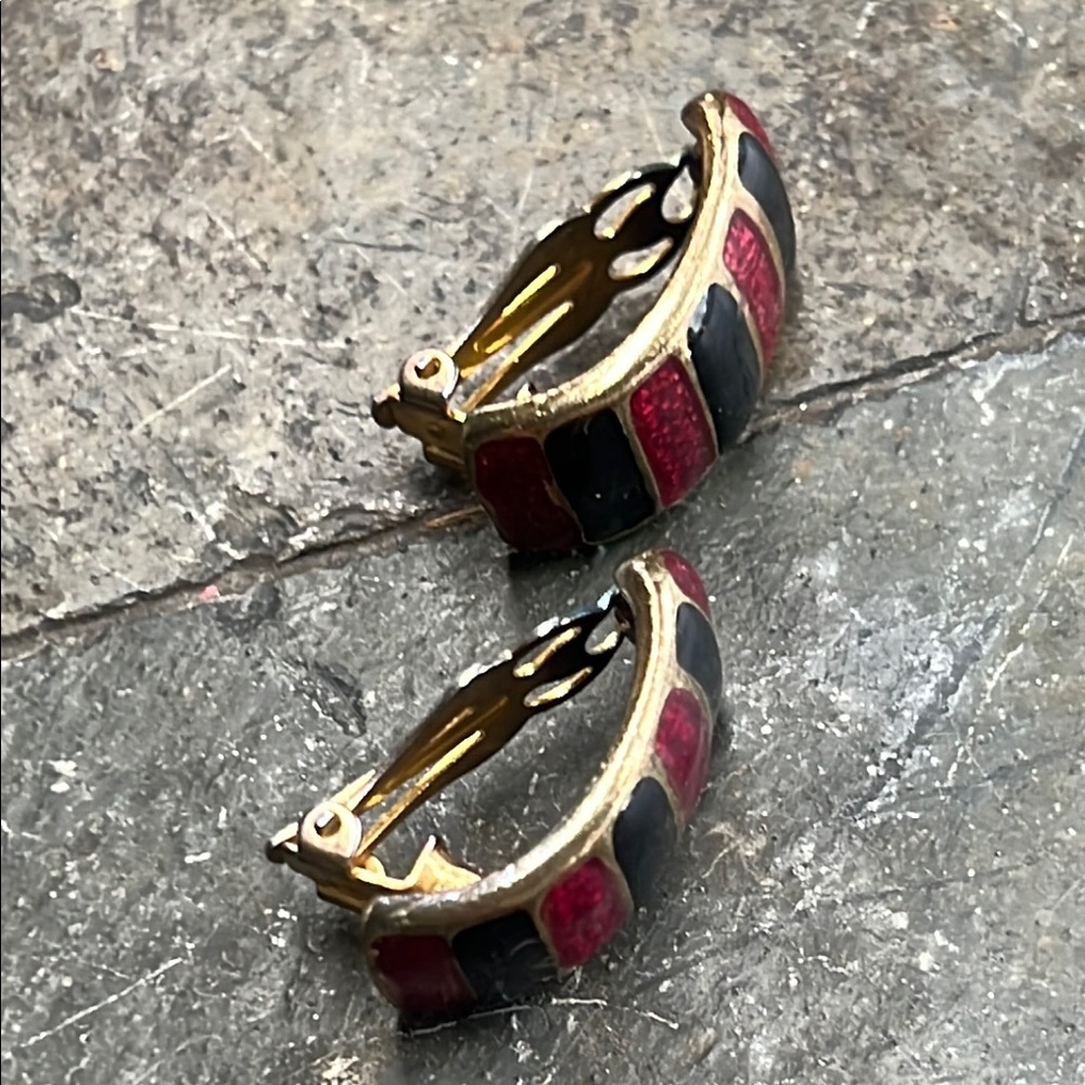 VTG Elegant Red and Black enameled CLIP ON Earrings - Picture 4 of 5